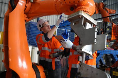 Robot Silah Mühendisleri Yapay Zeka Bilgisayar İşlemci Birimi ekipmanlarını kontrol ediyor