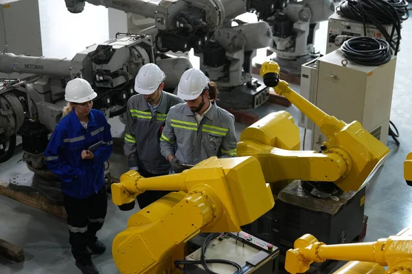 Robot Mühendisleri Fabrika Deposunda Robotik Kolun Bakımı Üzerinde Çalışıyorlar Teknolojisi — Stok fotoğraf