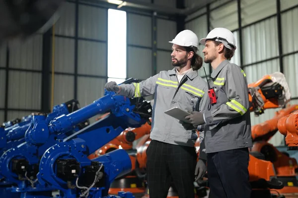 Robotikai Mérnökök Robotkar Karbantartásán Dolgoznak Gyári Raktárban Üzleti Technológia — Stock Fotó