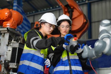 Robot Silah Mühendisleri Yapay Zeka Bilgisayar İşlemcisi Birimi yazılımı ile ekipmanları kontrol ediyor.