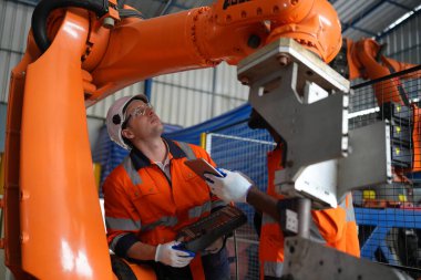 Robotik Silah Mühendisi Yapay Zeka Bilgisayar İşlemci Birimi ekipmanlarını kontrol ediyor