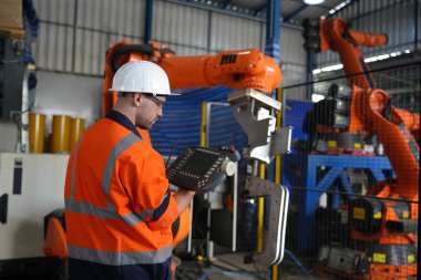 Robotik Silah Mühendisi Yapay Zeka Bilgisayar İşlemci Birimi ekipmanlarını kontrol ediyor