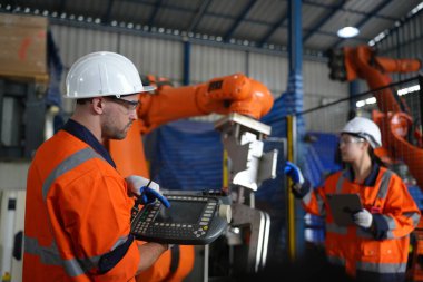 Robot Silah Mühendisleri Yapay Zeka Bilgisayar İşlemcisi Birimi 'nin ekipmanlarını kontrol ediyor.