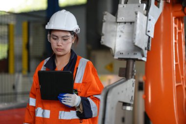 Robotik Silah Mühendisi Yapay Zeka Bilgisayar İşlemci Birimi ekipmanlarını kontrol ediyor