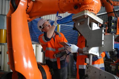 Robot Silah Mühendisleri Yapay Zeka Bilgisayar İşlemci Birimi ekipmanlarını kontrol ediyor