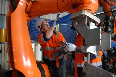 Robot Silah Mühendisleri Yapay Zeka Bilgisayar İşlemci Birimi ekipmanlarını kontrol ediyor