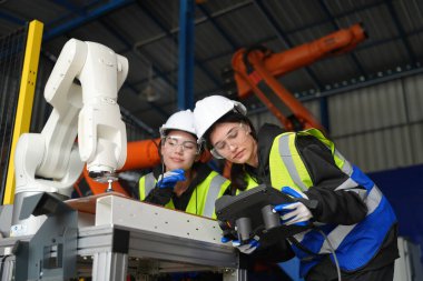 Robot Silah Mühendisleri Yapay Zeka Bilgisayar İşlemci Birimi ekipmanlarını kontrol ediyor