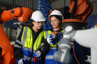 Robot Silah Mühendisleri Yapay Zeka Bilgisayar İşlemci Birimi ekipmanlarını kontrol ediyor
