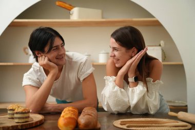 Mutfakta yemek pişiren mutlu genç çift. 