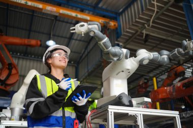 Robotik Silah Mühendisi, bir Yapay Zeka Bilgisayar İşlemcisi Birimi yazılımı ile ekipmanları kontrol ediyor