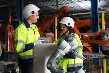 Robot Silah Mühendisleri Yapay Zeka Bilgisayar İşlemci Birimi ekipmanlarını kontrol ediyor