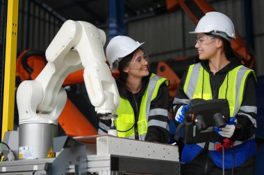 Robot Silah Mühendisleri Yapay Zeka Bilgisayar İşlemci Birimi ekipmanlarını kontrol ediyor