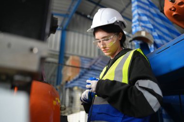 Robotik Silah Mühendisi, bir Yapay Zeka Bilgisayar İşlemcisi Birimi yazılımı ile ekipmanları kontrol ediyor