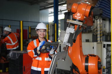 Robot Silah Mühendisleri Yapay Zeka Bilgisayar İşlemci Birimi ekipmanlarını kontrol ediyor