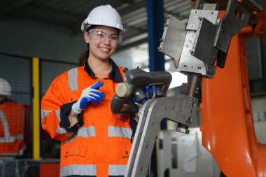 Robotik Silah Mühendisi, bir Yapay Zeka Bilgisayar İşlemcisi Birimi yazılımı ile ekipmanları kontrol ediyor