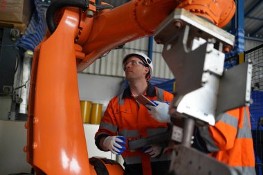 Robotik Silah Mühendisi Yapay Zeka Bilgisayar İşlemci Birimi ekipmanlarını kontrol ediyor