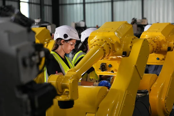 Ingegneri Robotici Che Lavorano Alla Manutenzione Del Braccio Robotico Nel — Foto Stock