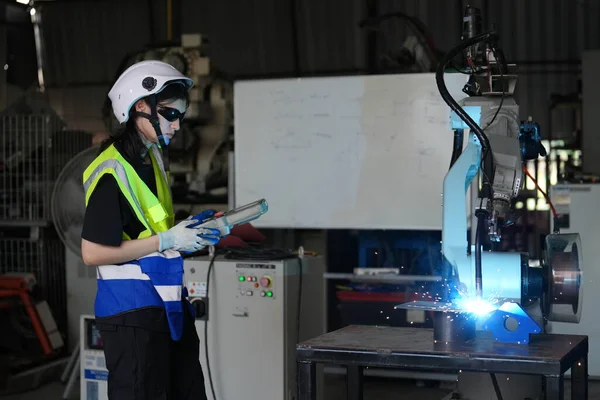 Engenheiro Robótica Trabalhando Manutenção Braço Robótico Armazém Fábrica Tecnologia Empresarial — Fotografia de Stock