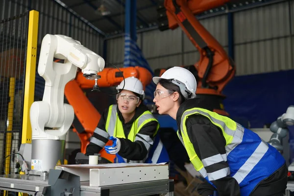 Robot Silah Mühendisleri Yapay Zeka Bilgisayar İşlemci Birimi ekipmanlarını kontrol ediyor