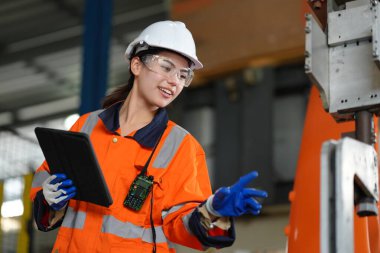 Robotik Silah Mühendisi, bir Yapay Zeka Bilgisayar İşlemcisi Birimi yazılımı ile ekipmanları kontrol ediyor