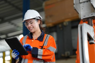 Robotik Silah Mühendisi, bir Yapay Zeka Bilgisayar İşlemcisi Birimi yazılımı ile ekipmanları kontrol ediyor