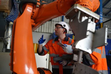 Robotik Silah Mühendisi Yapay Zeka Bilgisayar İşlemci Birimi ekipmanlarını kontrol ediyor