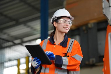Robotik Silah Mühendisi, bir Yapay Zeka Bilgisayar İşlemcisi Birimi yazılımı ile ekipmanları kontrol ediyor