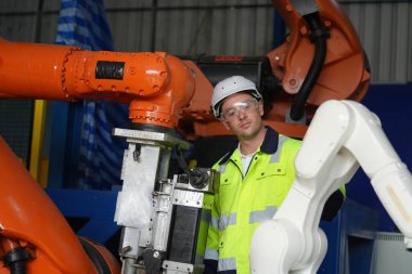 Robotik Silah Mühendisi Yapay Zeka Bilgisayar İşlemci Birimi ekipmanlarını kontrol ediyor