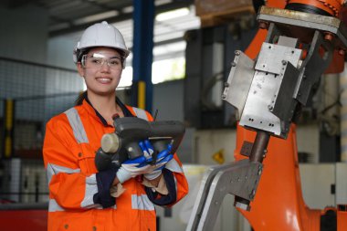 Robotik Silah Mühendisi Yapay Zeka Bilgisayar İşlemcisi Birimi 'nin ekipmanlarını kontrol ediyor