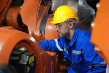 Robotik Silah Mühendisi, bir Yapay Zeka Bilgisayar İşlemcisi Birimi yazılımı ile ekipmanları kontrol ediyor