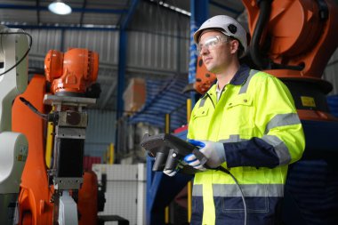 Robotik Silah Mühendisi Yapay Zeka Bilgisayar İşlemci Birimi ekipmanlarını kontrol ediyor