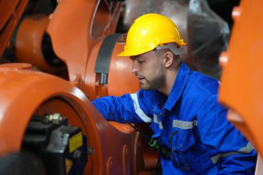 Robotik Silah Mühendisi Yapay Zeka Bilgisayar İşlemcisi Birimi 'nin ekipmanlarını kontrol ediyor