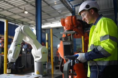 Robotik Silah Mühendisi Yapay Zeka Bilgisayar İşlemci Birimi ekipmanlarını kontrol ediyor