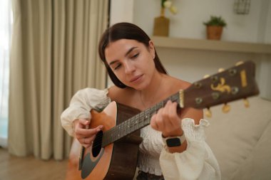 Ellerinde gitarla güzel bir kadın 