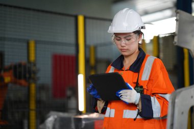 Robotik Silah Mühendisi Yapay Zeka Bilgisayar İşlemcisi Birimi 'nin ekipmanlarını kontrol ediyor