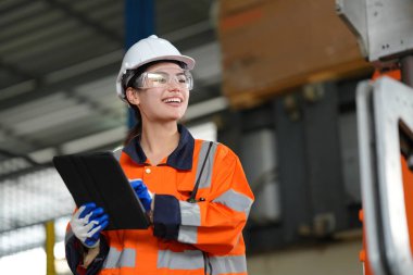 Robotik Silah Mühendisi, bir Yapay Zeka Bilgisayar İşlemcisi Birimi yazılımı ile ekipmanları kontrol ediyor