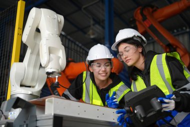 Robot Silah Mühendisleri Yapay Zeka Bilgisayar İşlemcisi Birimi 'nin ekipmanlarını kontrol ediyor.