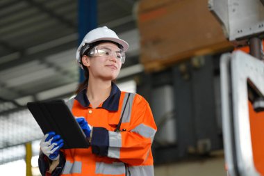 Robotik Silah Mühendisi Yapay Zeka Bilgisayar İşlemci Birimi ekipmanlarını kontrol ediyor