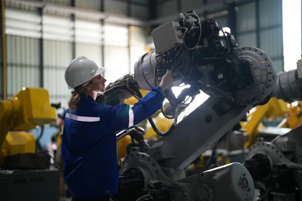 Inżynier Robotyki Pracujący Nad Konserwacją Ramienia Robota Magazynie Fabrycznym Technologia — Zdjęcie stockowe