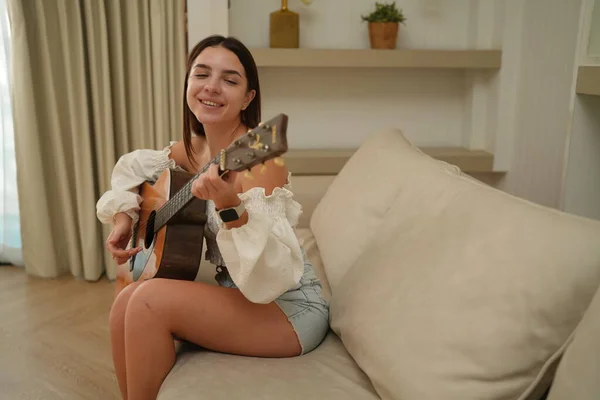 Jovem Mulher Bonita Com Guitarra Sentada Sofá Casa — Fotografia de Stock