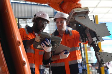 Robot Silah Mühendisleri Yapay Zeka Bilgisayar İşlemci Birimi ekipmanlarını kontrol ediyor