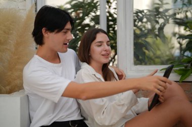 Evde tablet bilgisayar kullanan genç çift. 