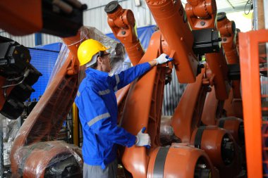 Robotik Silah Mühendisi, bir Yapay Zeka Bilgisayar İşlemcisi Birimi yazılımı ile ekipmanları kontrol ediyor