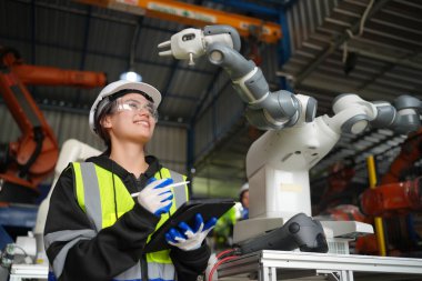 Robotik Silah Mühendisi, bir Yapay Zeka Bilgisayar İşlemcisi Birimi yazılımı ile ekipmanları kontrol ediyor