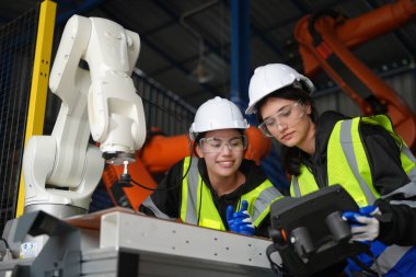 Robotik Silah Mühendisleri, bir Yapay Zeka Bilgisayar İşlemcisi Birimi yazılımı ile ekipmanları kontrol ediyor