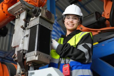 Robotik Silah Mühendisi Yapay Zeka Bilgisayar İşlemcisi Birimi 'nin ekipmanlarını kontrol ediyor