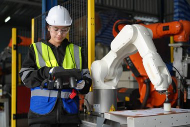 Robotik Silah Mühendisi Yapay Zeka Bilgisayar İşlemcisi Birimi 'nin ekipmanlarını kontrol ediyor