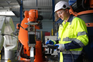 Robotik Silah Mühendisi Yapay Zeka Bilgisayar İşlemci Birimi ekipmanlarını kontrol ediyor