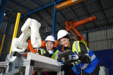 Robot Silah Mühendisleri Yapay Zeka Bilgisayar İşlemci Birimi ekipmanlarını kontrol ediyor