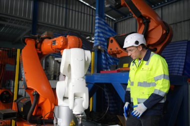 Robotik Silah Mühendisi Yapay Zeka Bilgisayar İşlemci Birimi ekipmanlarını kontrol ediyor